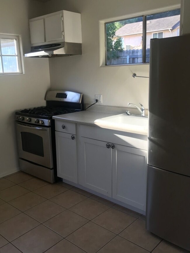 Building Photo - OJAI One bedroom cottage!