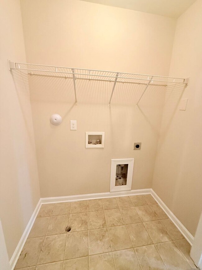 Building Photo - Beautiful Providence Place Townhome Near RTP & RDU – Pool Community!