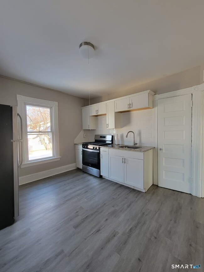 Building Photo - 187 Hart St