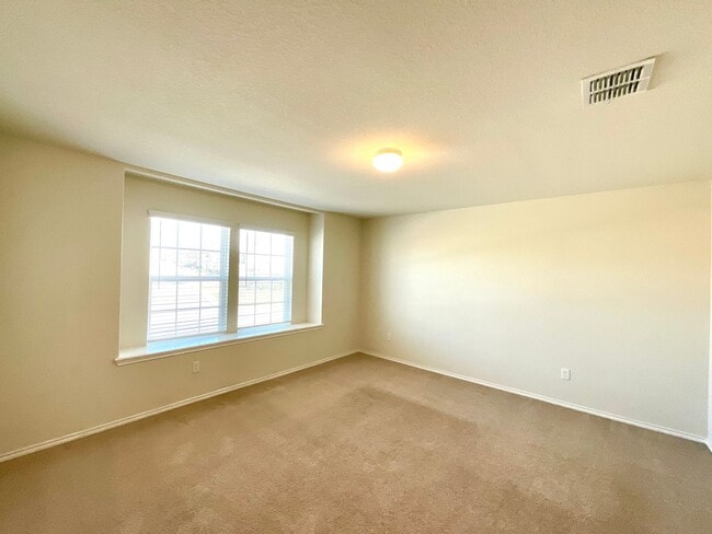 Building Photo - AVAILABLE NOW- Energy-Efficient 4/3 Home with Solar Panels & Pool Access!