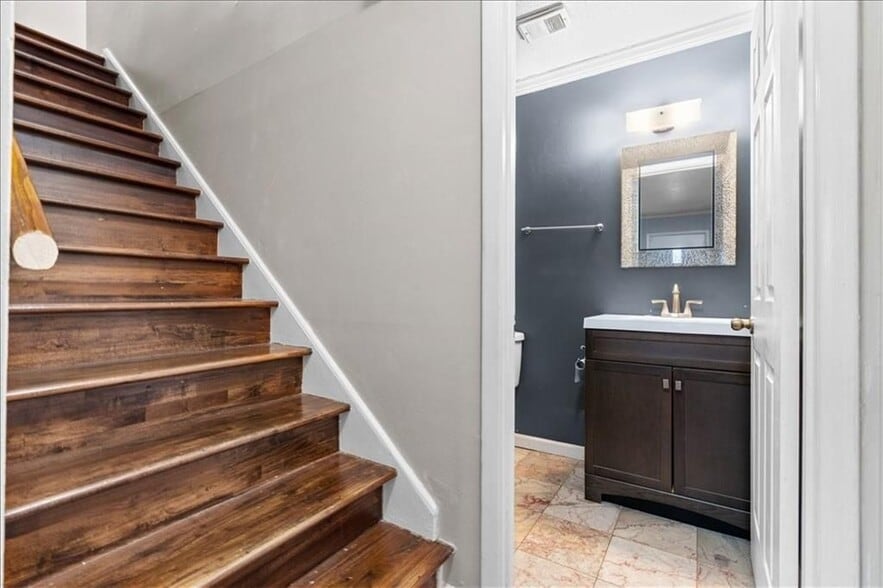 Building Photo - 2412 Peachwood Cir NE