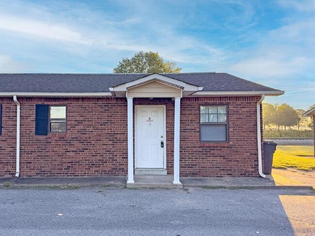 Primary Photo - 12-412 Thompsonville Ln