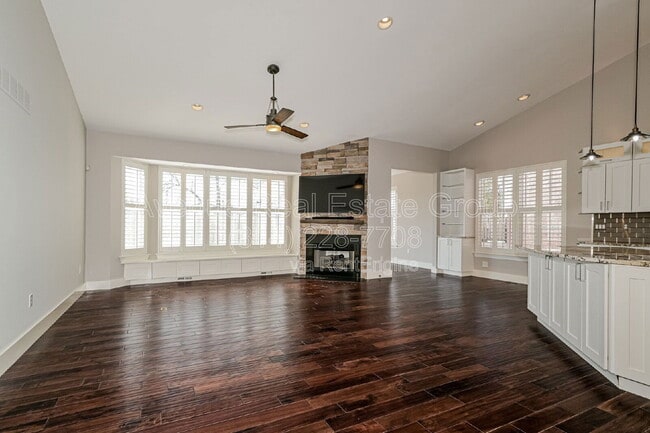 Building Photo - 8914 Hilltop Manor Dr