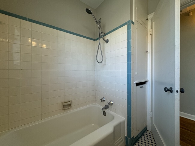 Building Photo - 403 E 6th St