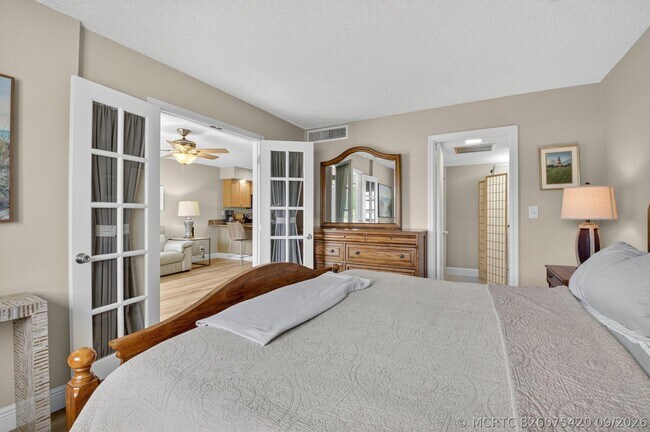 Building Photo - 451 Greensward Ln