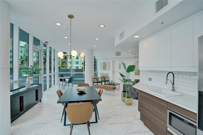 Building Photo - 480 NE 30th St