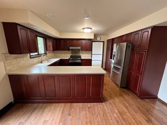 Building Photo - Large 5BR/3.5 Bath in Elm Heights. Available Now!