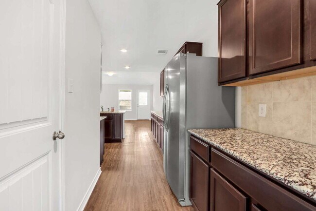 Building Photo - "Spacious 5-Bedroom Sanctuary with 2.5 Bat...