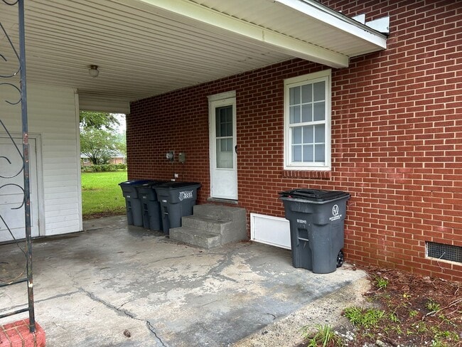 Building Photo - 3 bedroom, two bath home for rent