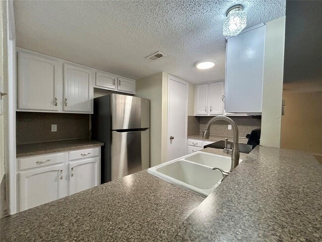 Building Photo - 2456 Country Club Dr