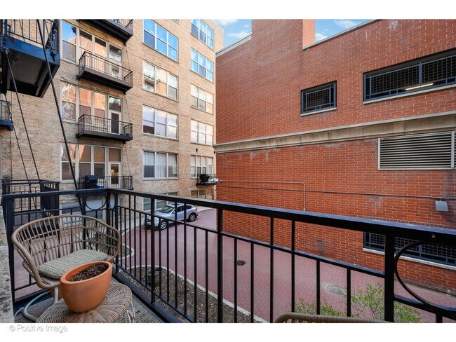 Building Photo - 1500 W Monroe St