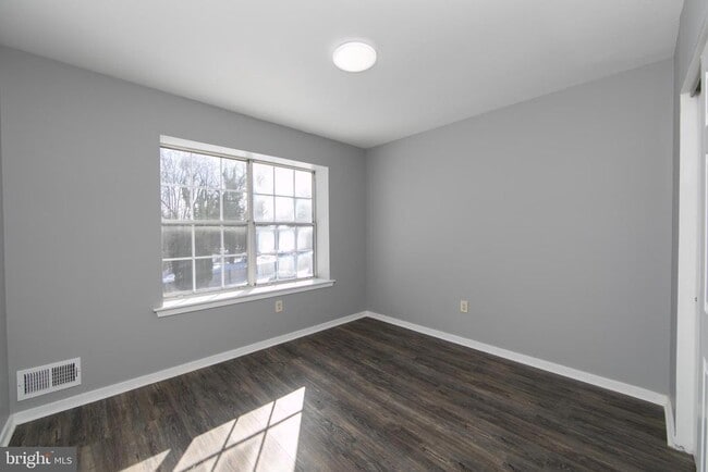 Building Photo - 131 Crossing Way