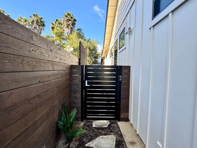 Building Photo - 1910 Raymond Ln