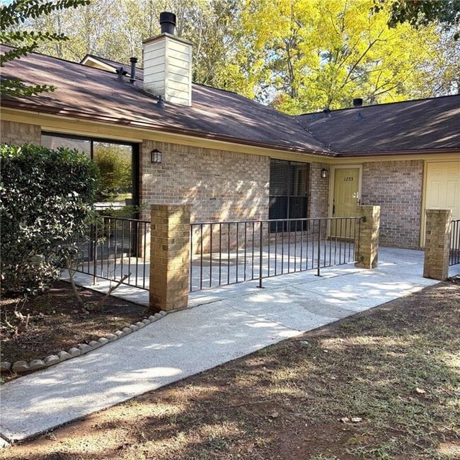 Building Photo - 1233 Shannon Way SW