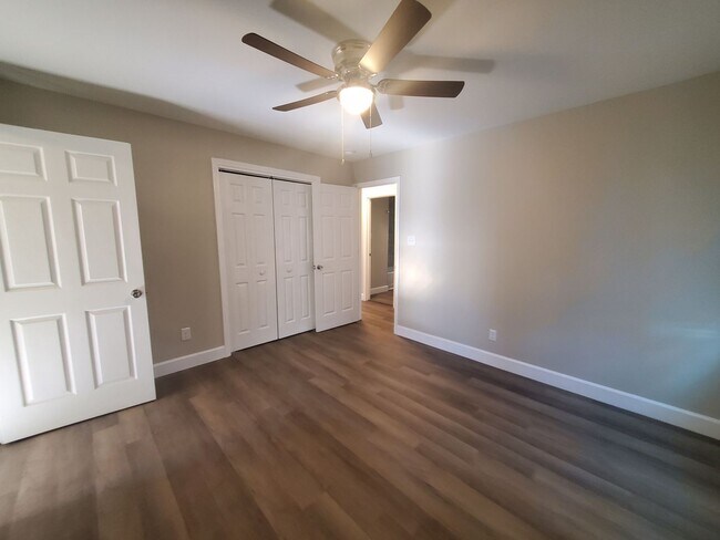 Building Photo - 1208 Hillsboro St