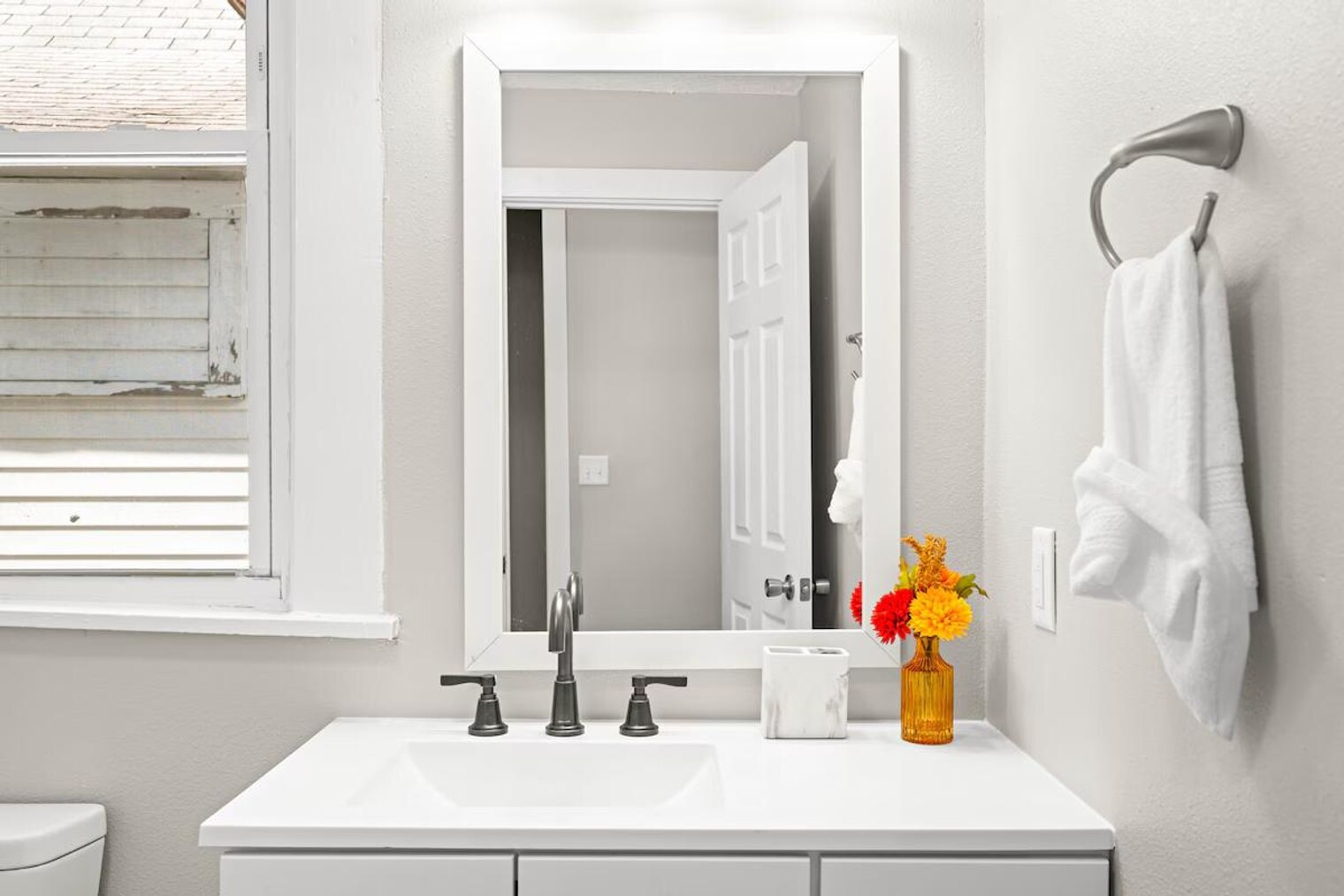 Building Photo - 639 Maple St