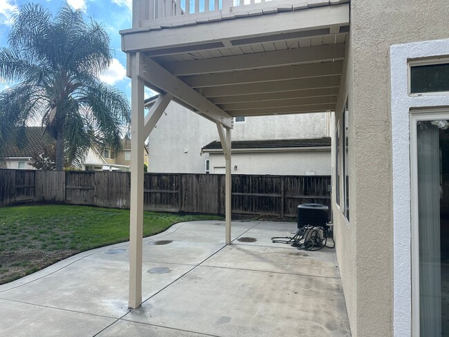 Building Photo - Great Location! 4BD | 2.5BA | Desirable Br...