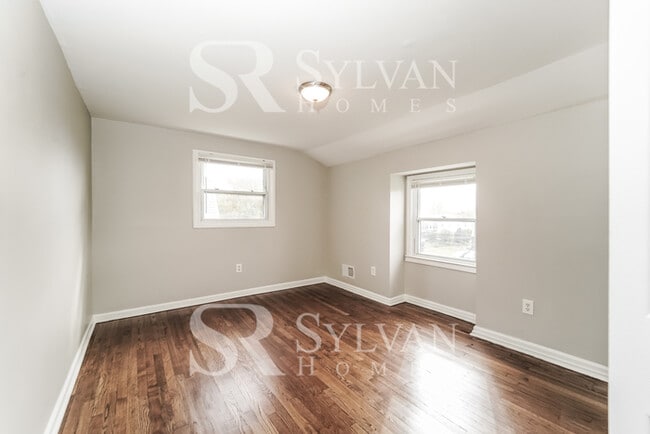Building Photo - This inviting 4 bedroom 2 bathroom home is...