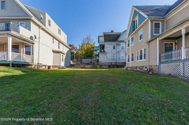 Building Photo - 800 Quincy Ave