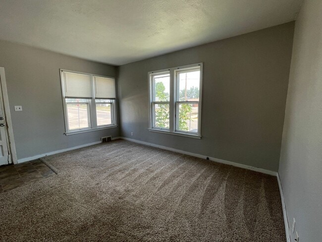 Building Photo - 458 3rd St NE