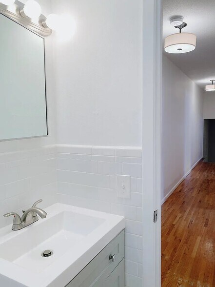 Building Photo - 3044 Buchanan St NE