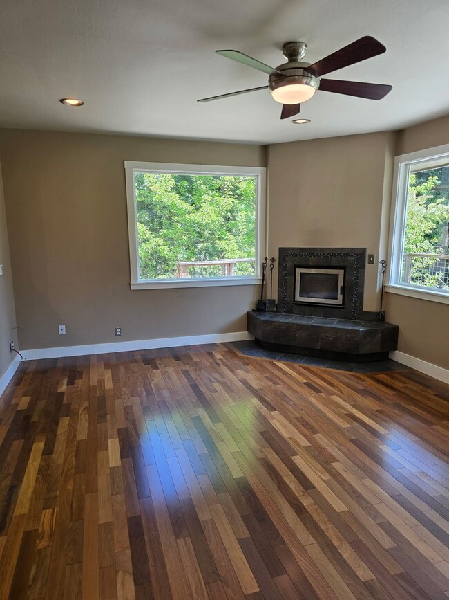 Building Photo - Large and stunning home in rural Sebastopol!