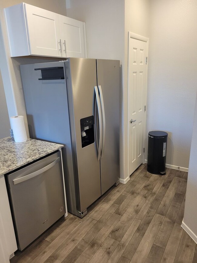 Building Photo - 2 Bed, 2 Bath Townhome in N. Las Vegas!