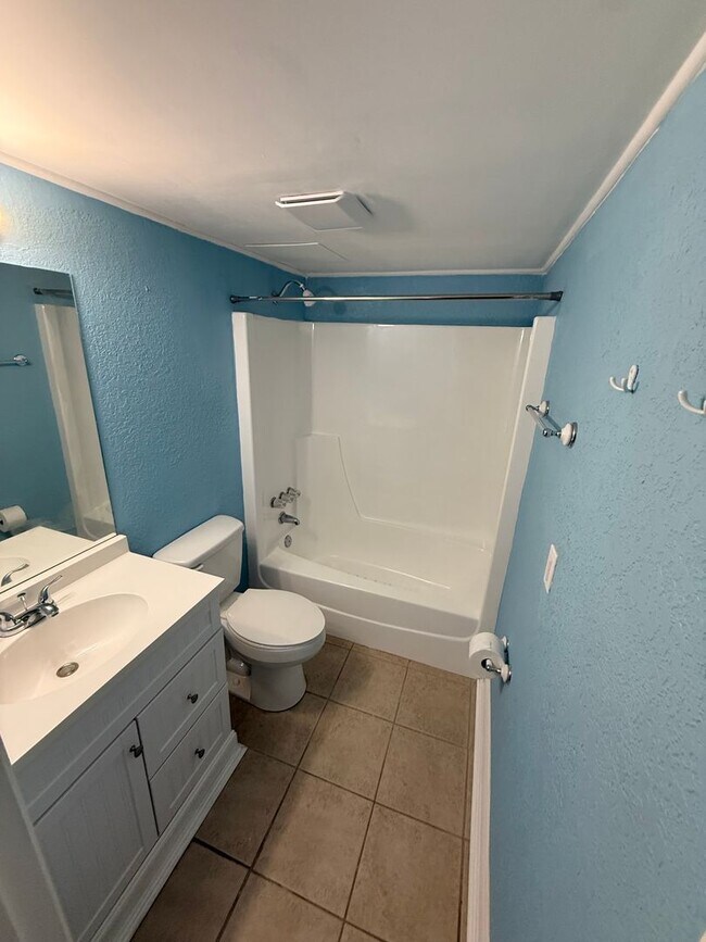 Building Photo - New Listing!