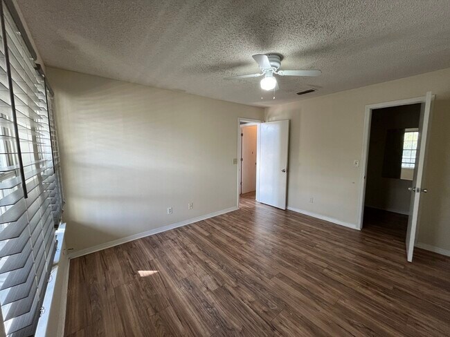 Building Photo - 6154 Westgate Dr