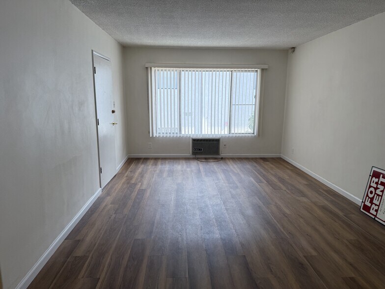 Building Photo - 330 E Fairview Ave