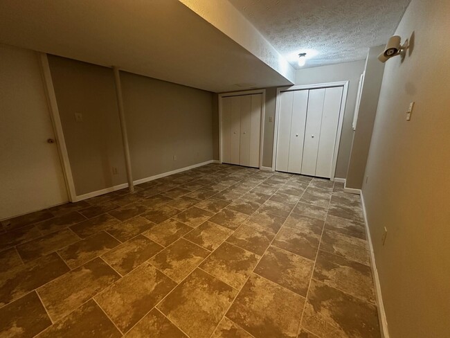 Building Photo - 3503 Lakeside Ct