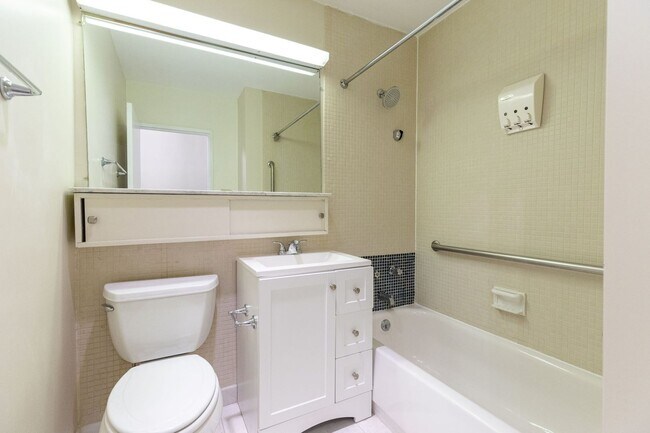 Building Photo - Large SW DC Townhome with Parking