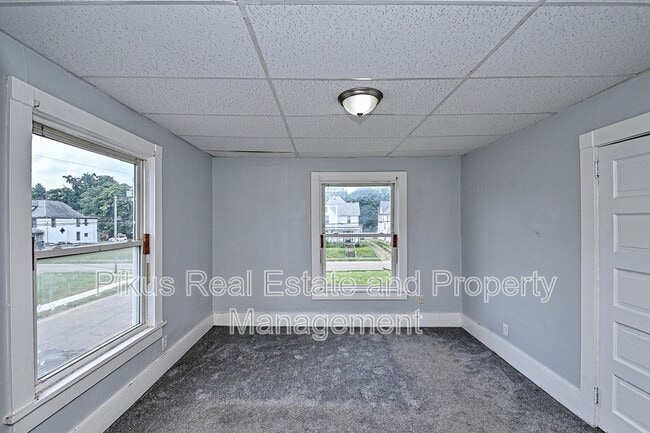Building Photo - 825 7th St NW