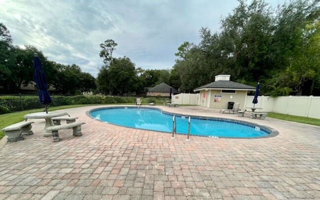 Building Photo - 3 Bedroom 2 Bathroom Home With Garage in M...