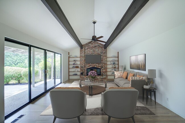 Building Photo - 4Bd/2.5Ba Clyde Hill Home