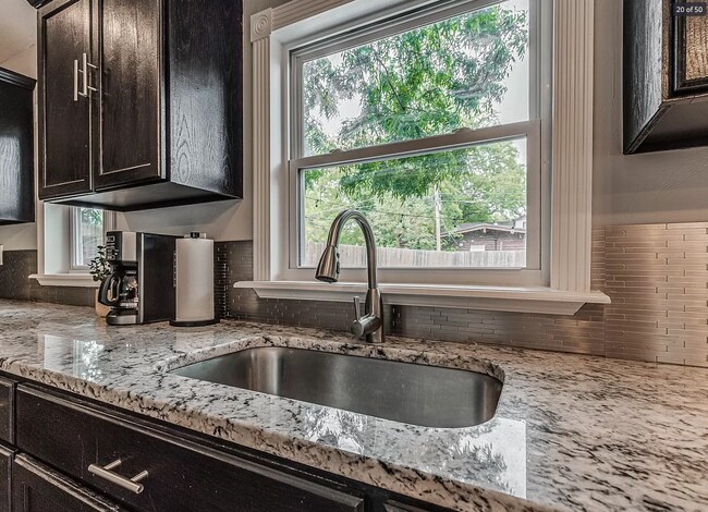 Building Photo - 2 Bed | 2 Bath in Midtown!