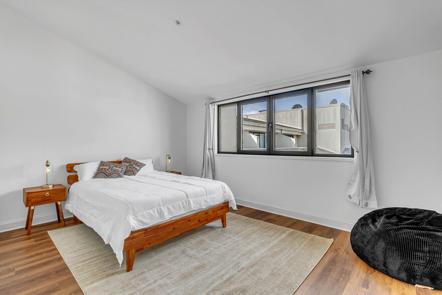 Queen bedroom. Large windows overlooking the courtyard. - 1000 Fell St