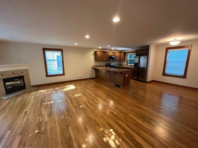 Building Photo - Large 3 bed/3.5 bath Greenwood Townhouse!!!