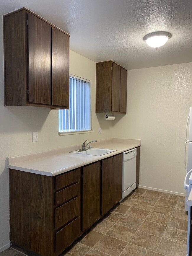 Building Photo - One Bedroom Condo In Sunpointe Condominiums.