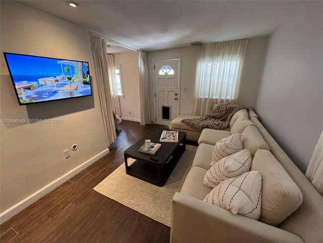 Building Photo - 265 Palm Ave