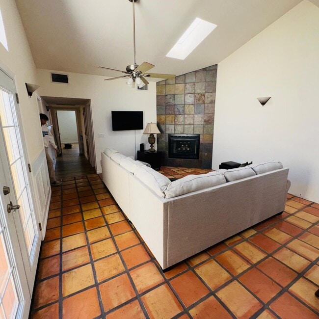 Building Photo - 325 W Santa Barbara