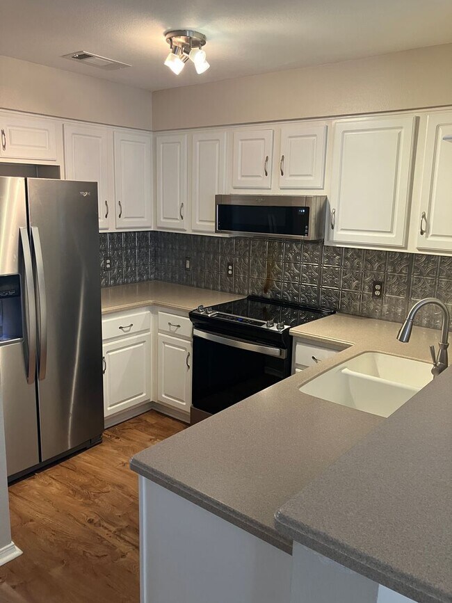 Building Photo - One Bedroom Condo with Loft, One-car Garag...