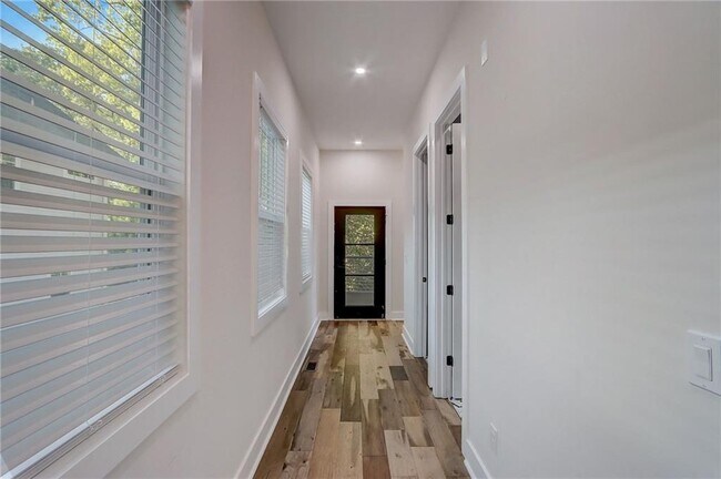 Building Photo - 2014 Cambridge Ave