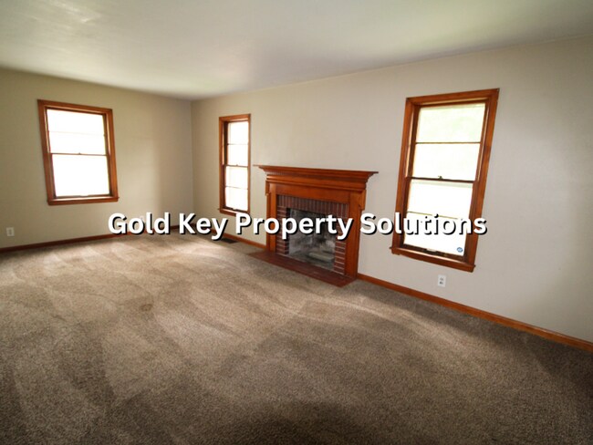 Building Photo - Large 3 BR 1 BA House with Garage and Central Air SECTION 8 APPROVED