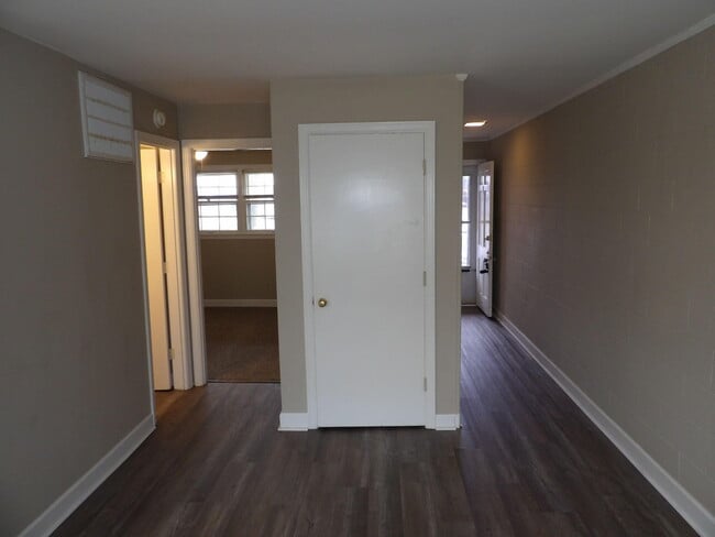 Building Photo - 903 Collins Ln