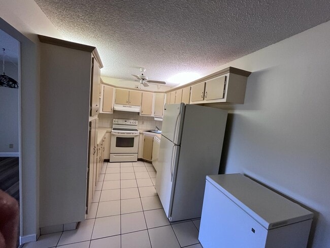 Kitchen - 1002 Green Pine Blvd