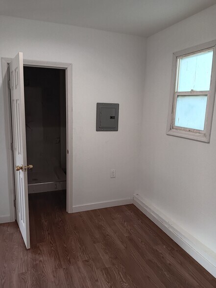 Building Photo - 44279 Carolside Ave