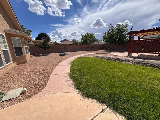 Building Photo - 9701 Tapatio Dr NW