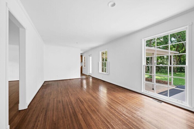 Building Photo - Charming 3BR/2.5BA Ranch-Style Home in the...