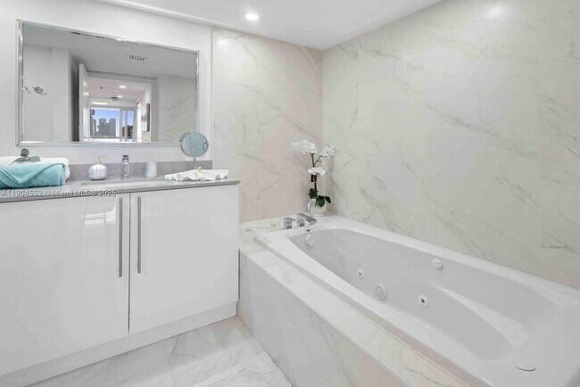 Building Photo - 1717 N Bayshore Dr